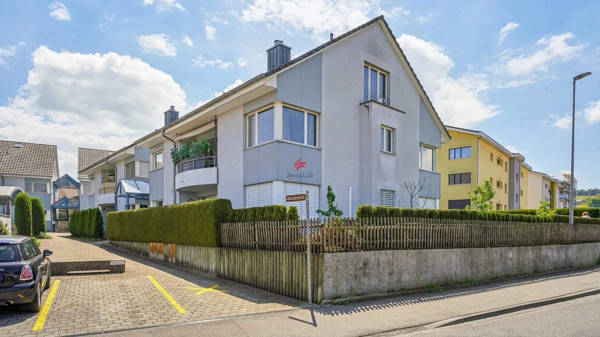 Haus-in-Haus-Gefühl: Geräumige Maisonette mit 3 Balkonen und offener Galerie
