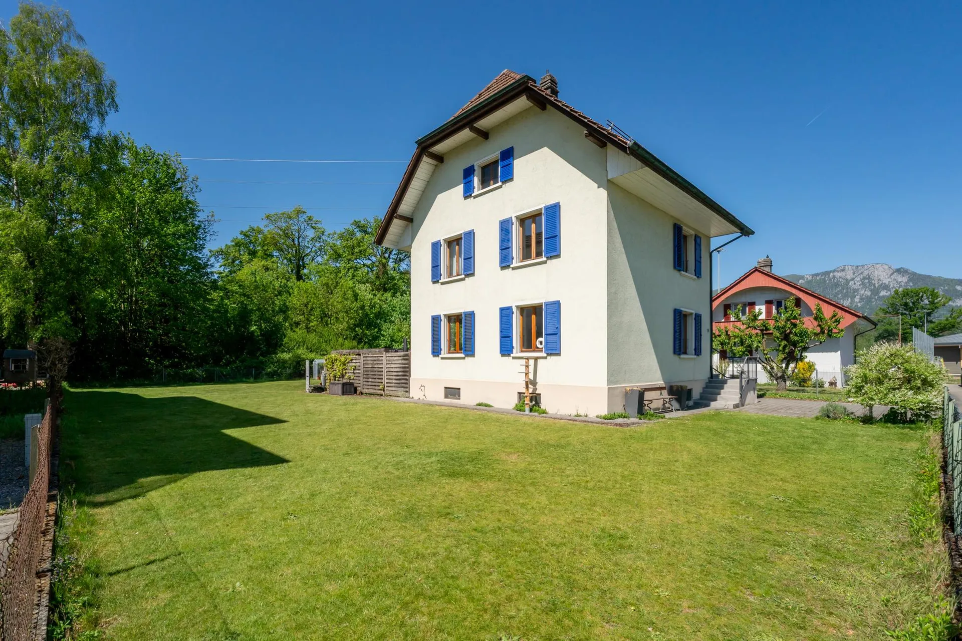 Vielseitige Immobilie mit zwei Wohnungen und grosszügigem Garten