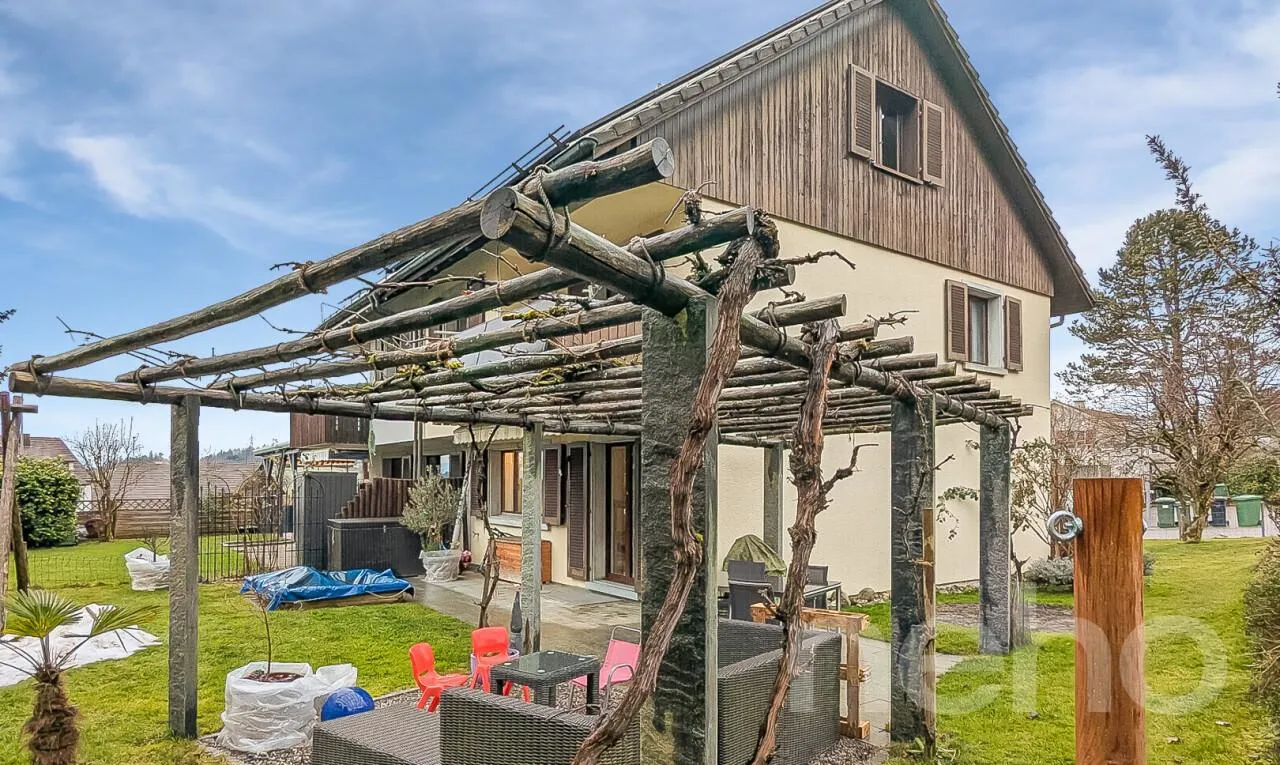 Modernisiertes DEFH mit PV-Anlage, Wärmepumpe und Pergola