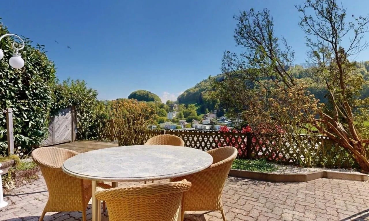 Exklusives Eckreihenhaus mit Wintergarten und grossem Garten