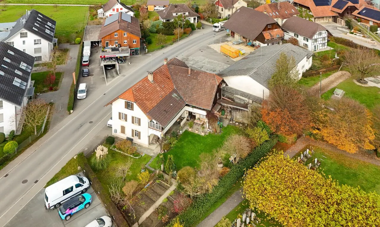 Charmantes Zweifamilienhaus mit Potenzial in Kappelen