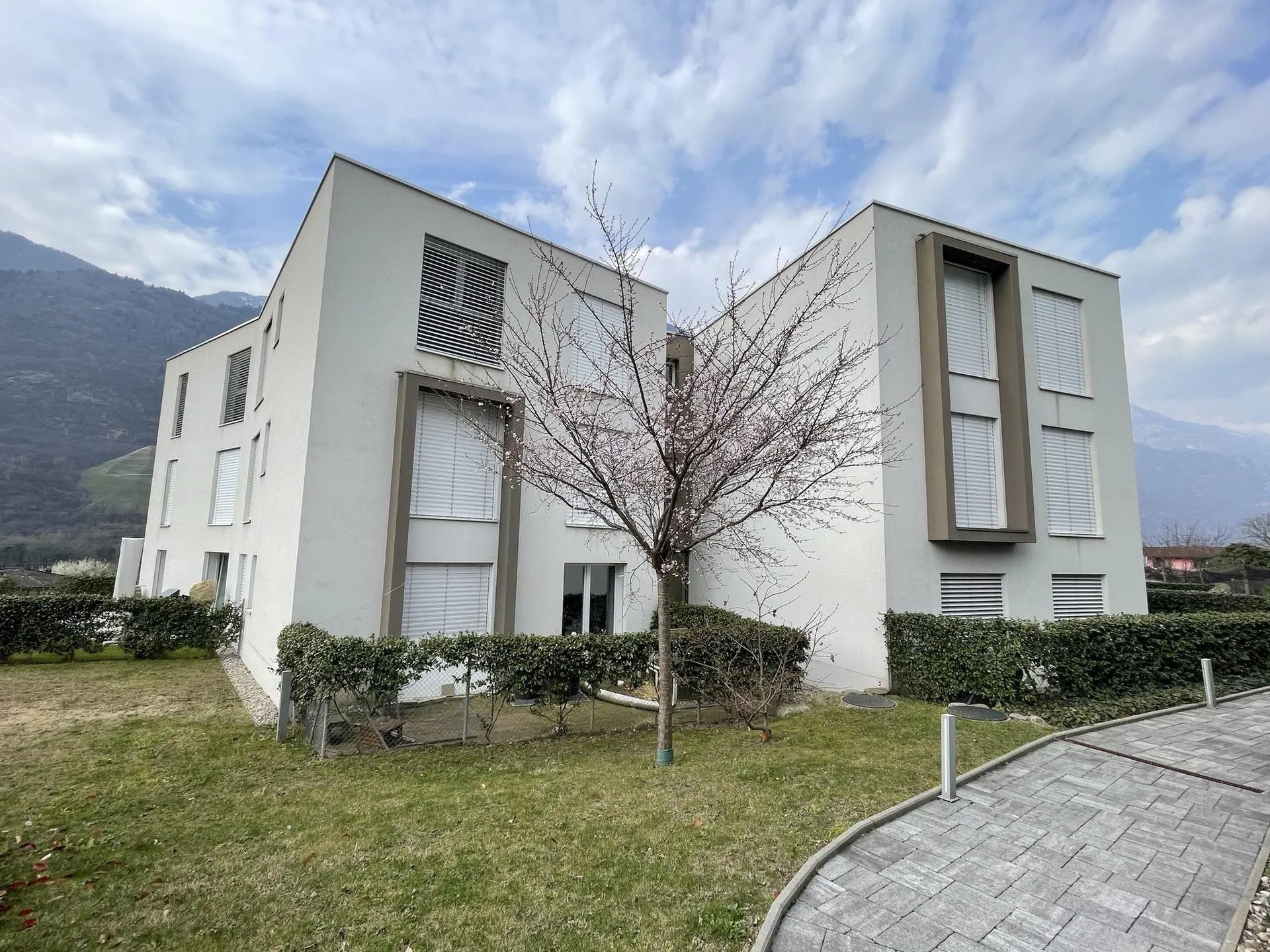 MODERNO ED AMPIO APPARTAMENTO 2.5 CON DUE POSTEGGI INTERNI