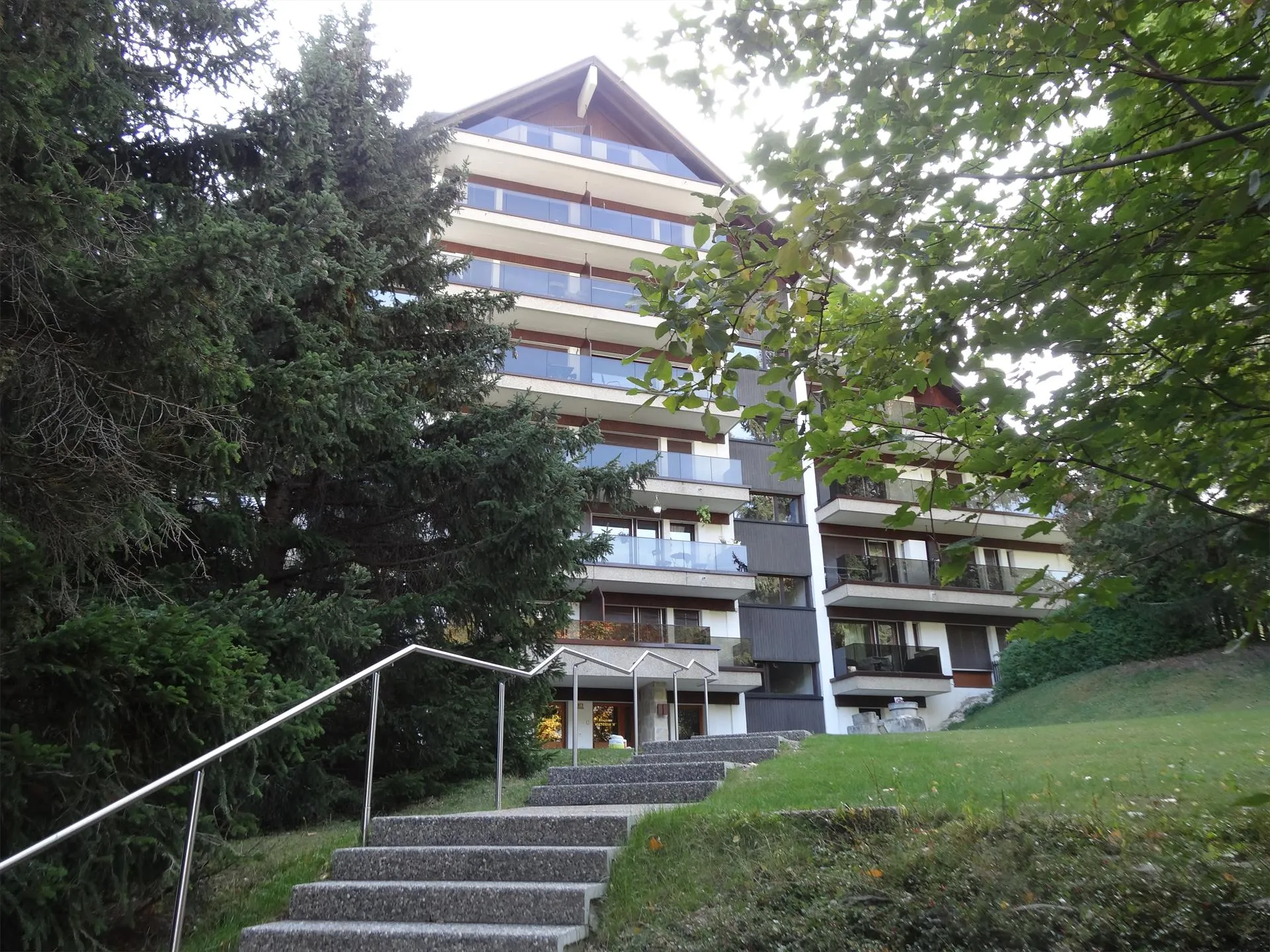 très grand studio  42 m2 centre de Montana, plein Sud