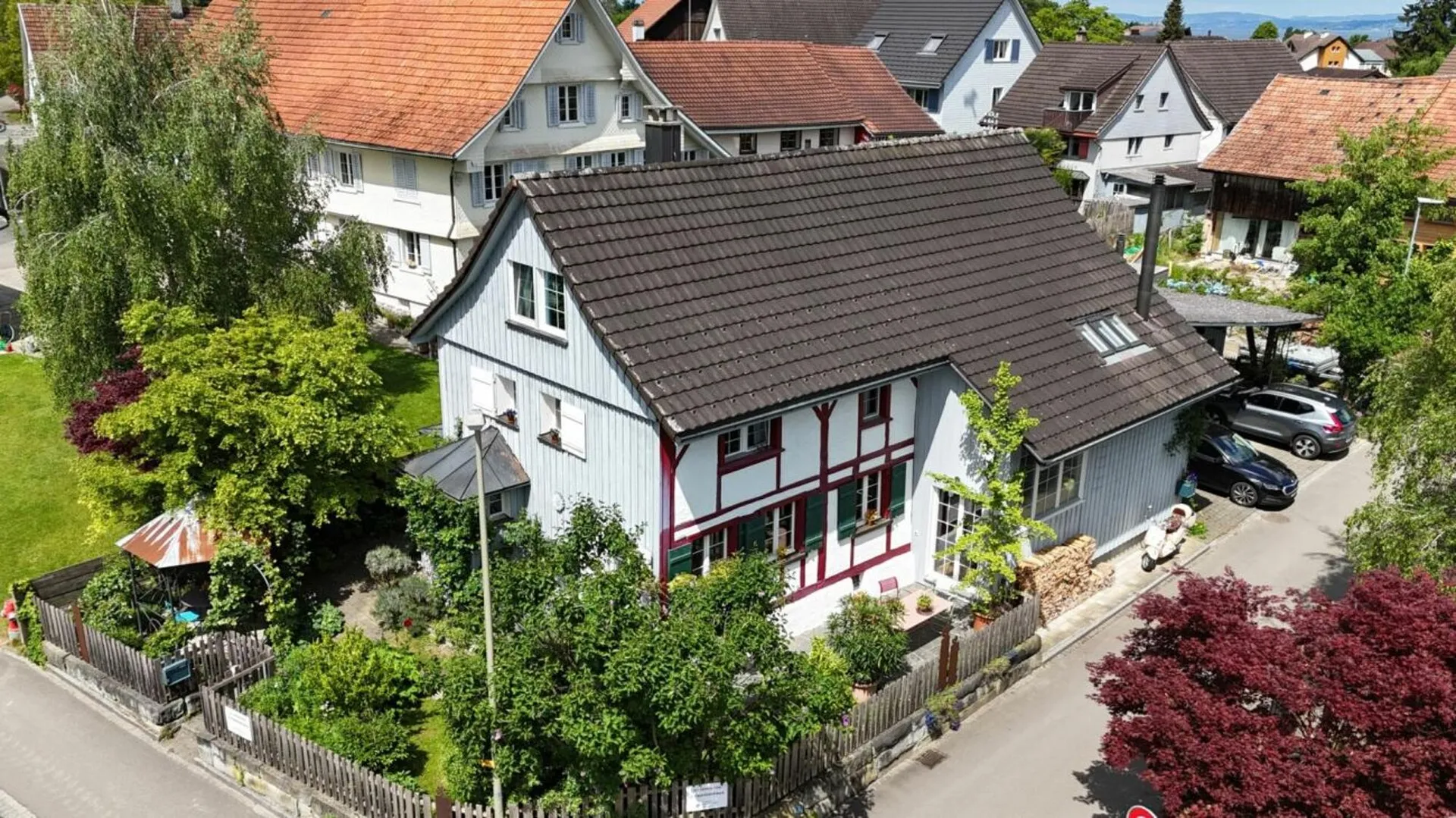 Zweifamilienhaus mit wunderschönem Blumengarten - Ein Liebhaberobjekt!