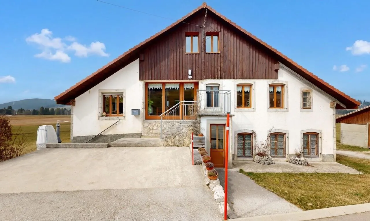 Maison individuelle d'environ 380 m², grand terrain et vue montagnes