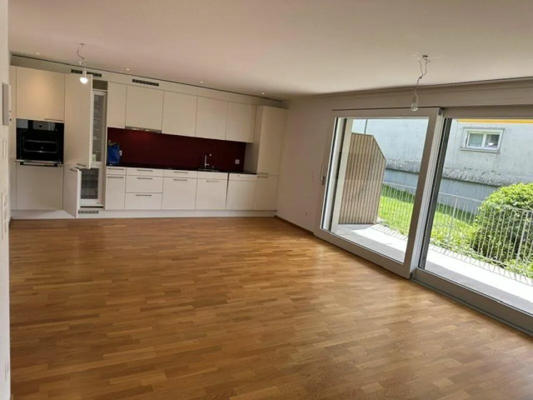 Moderne helle 2.5 Zimmer Wohnung