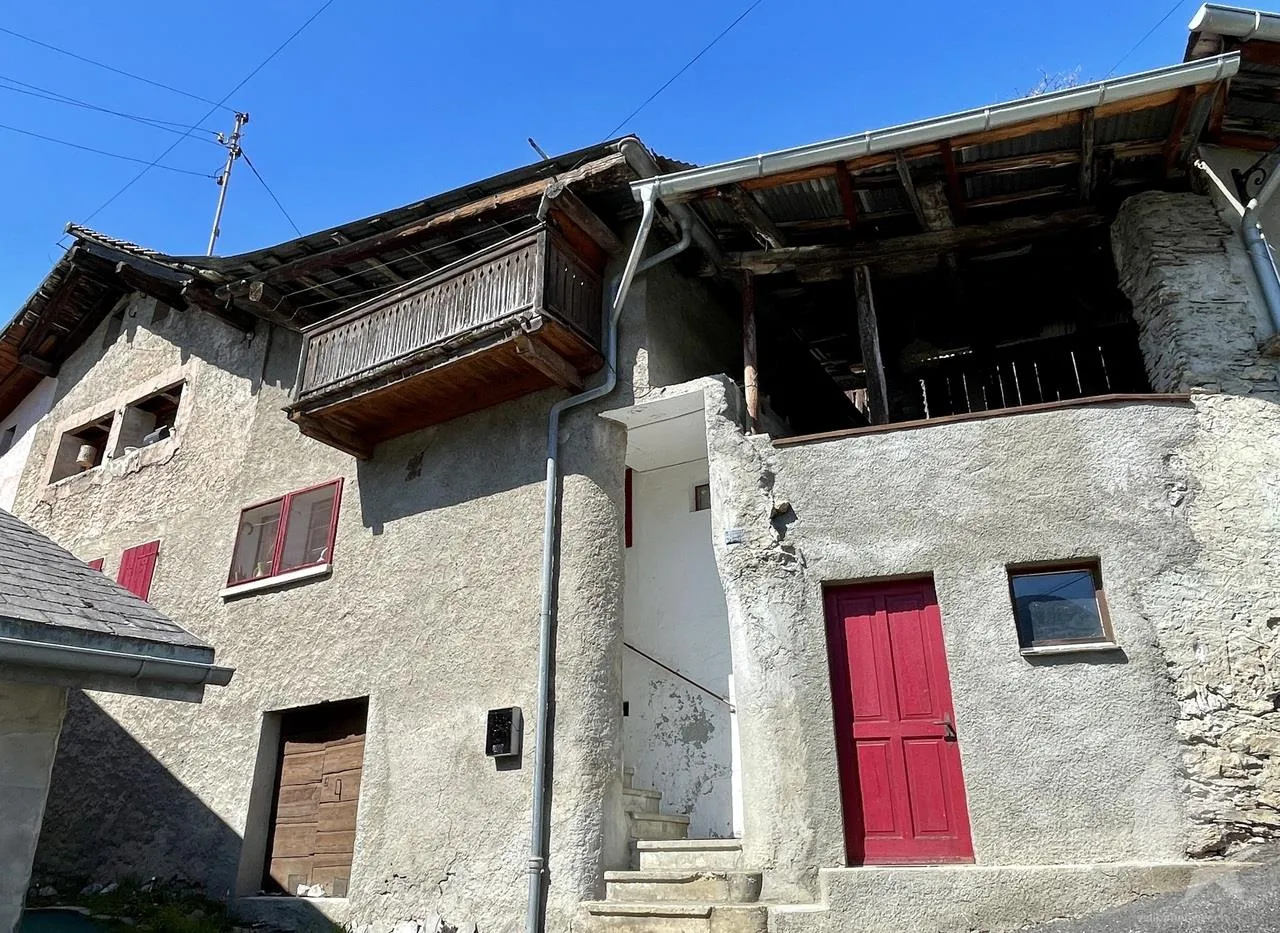 Pied-à-terre dans maison de village, terrasse couverte et carnotzet