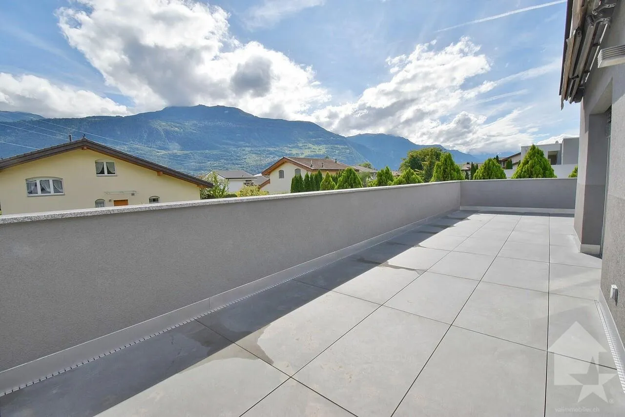 Attique de 4.5 pièces avec une grande terrasse et 3 places de parcs