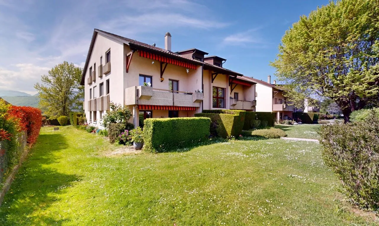 Duplex en attique rénové en Terre Sainte aux volumes généreux