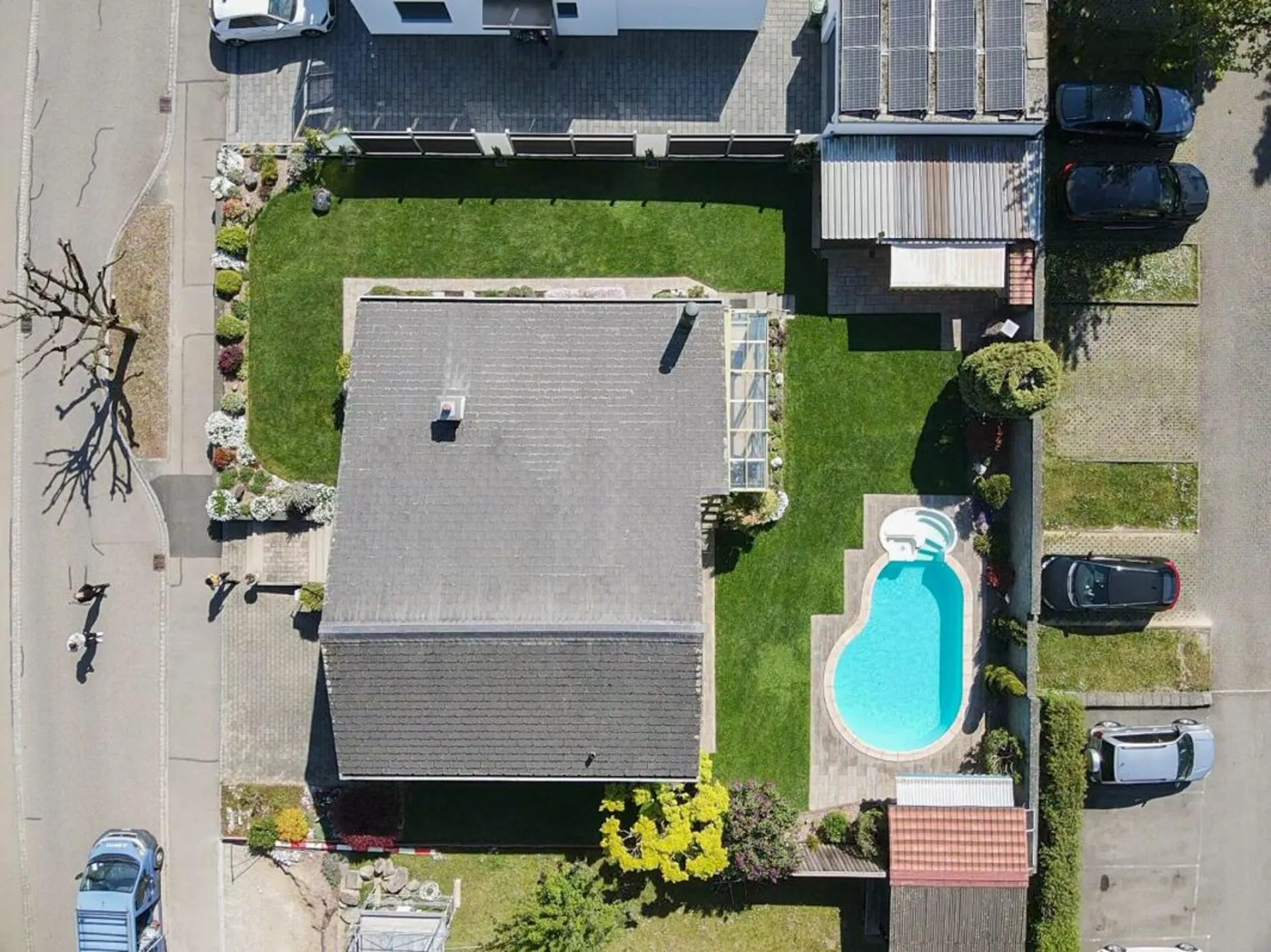 Wohnen mit Feriengefühl: Einfamilienhaus mit Pool und Wintergarten