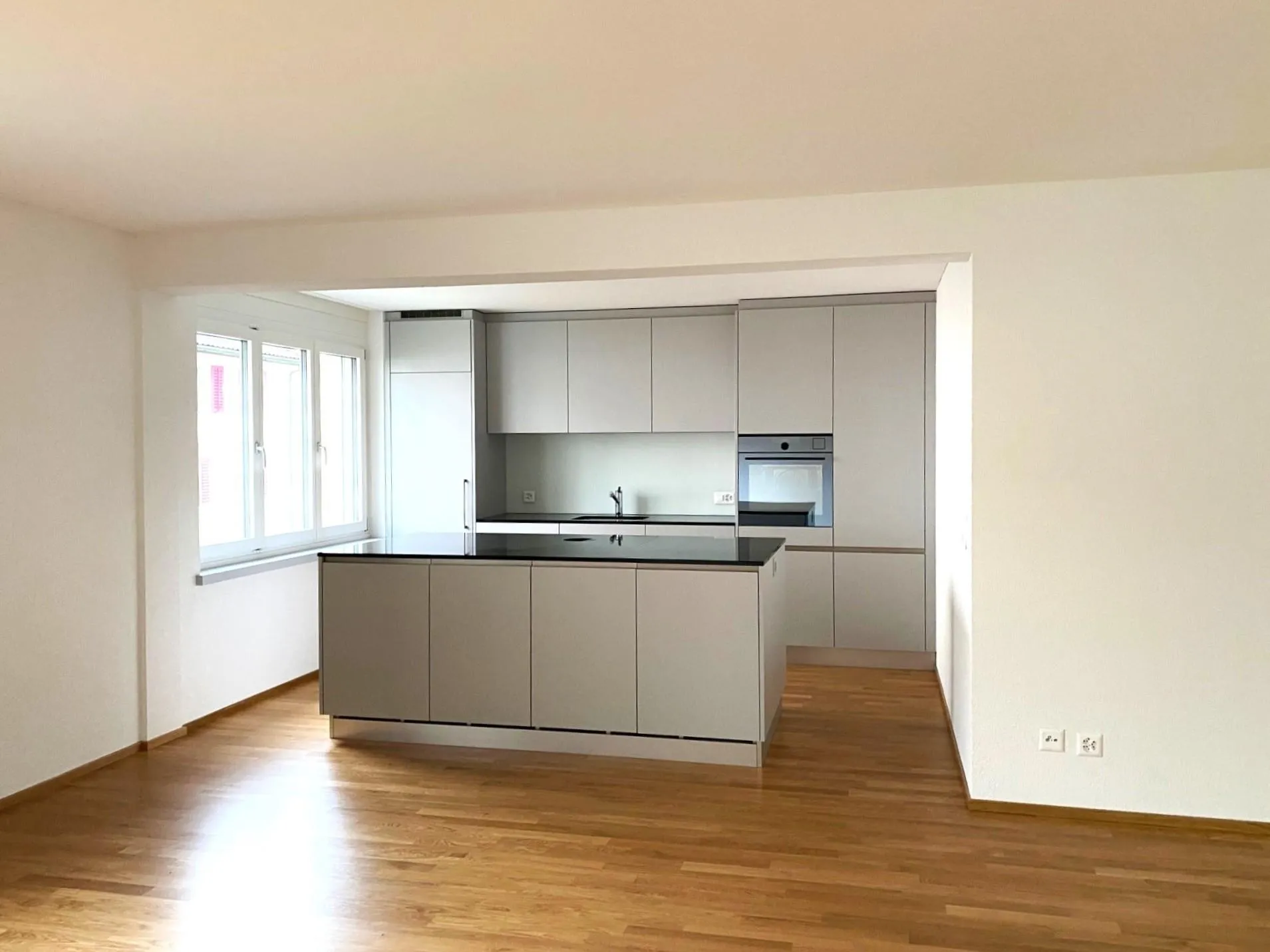helle 4 1/2 Zimmer Wohnung mit Balkon