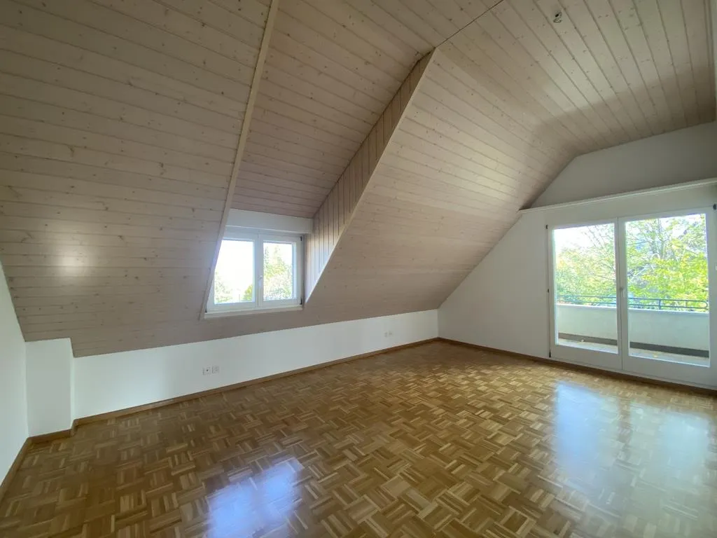Attraktive 2-Zimmer-Dachwohnung mit grossem Balkon in Pfeffingen