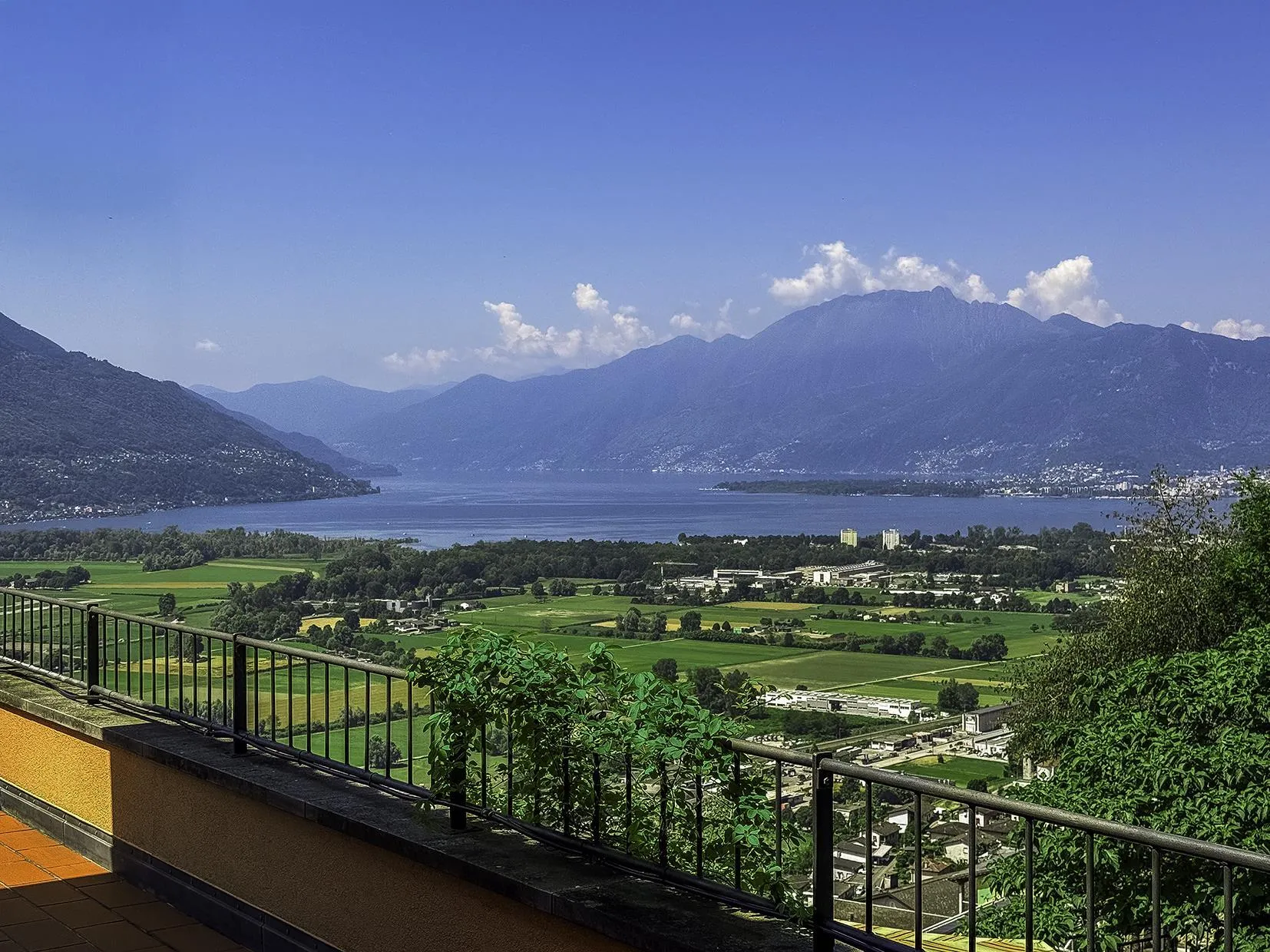 Villa nella natura, con vista panoramica sul Lago Maggiore