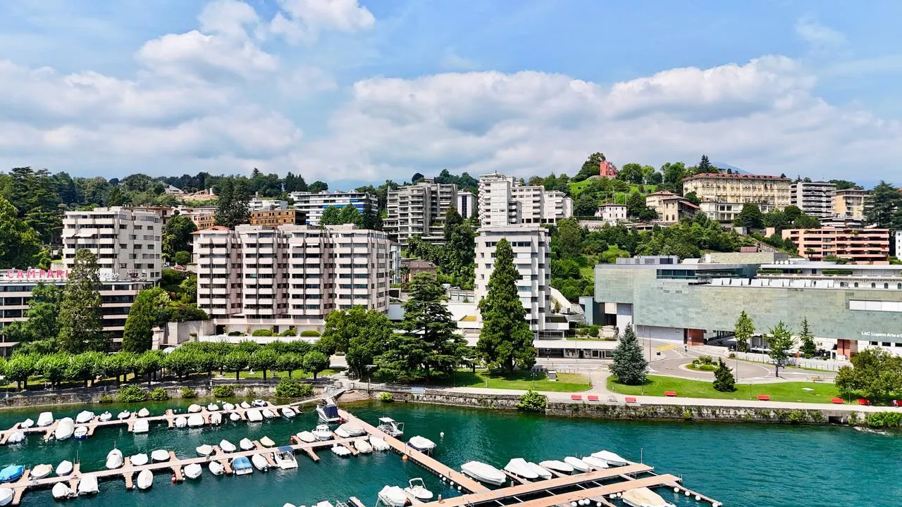 Elegante Appartamento di Lusso con Giardino sul Lungolago di Lugano