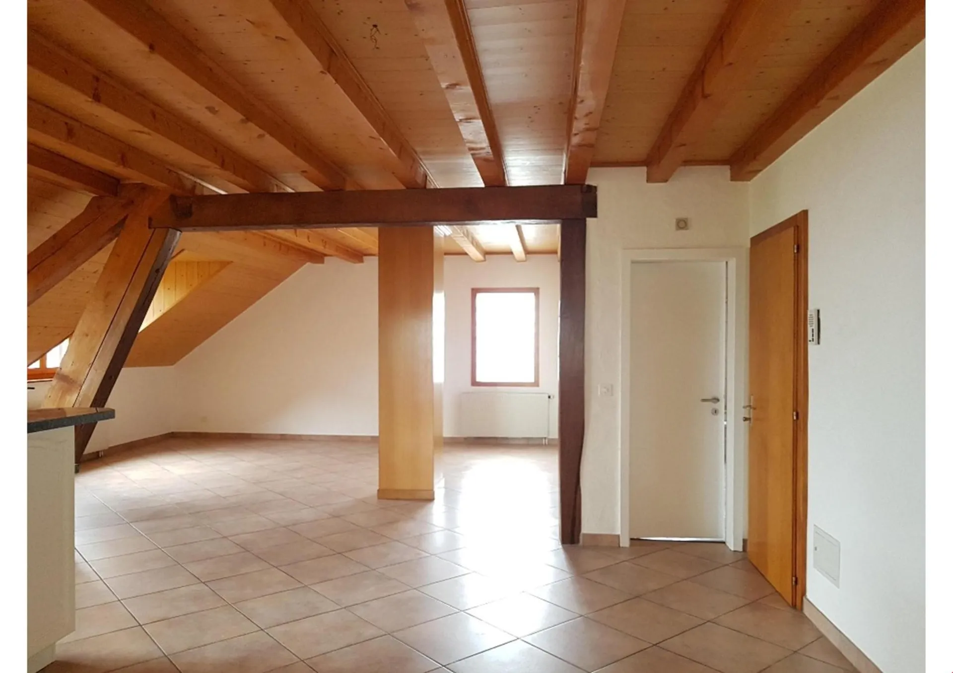 Charmant appartement de 3,5 pièces avec balcon et vue panoramique à Corcelles-sur-Chavornay