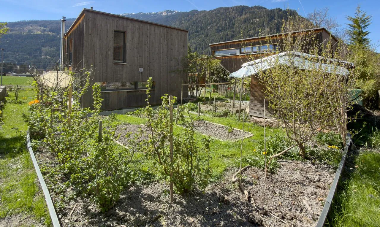 Modernes Wohnen im Grünen mit Naturgarten und Bergblick