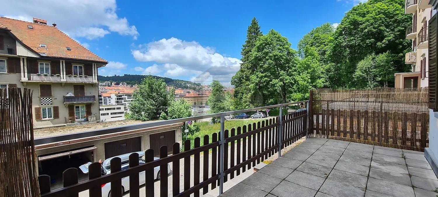 SPACIEUX AVEC UNE GRANDE TERRASSE