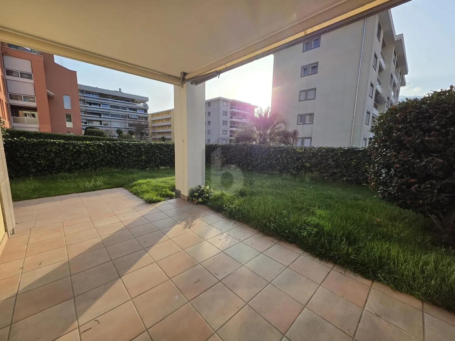 LUMINOSO E MODERNO CON GIARDINO