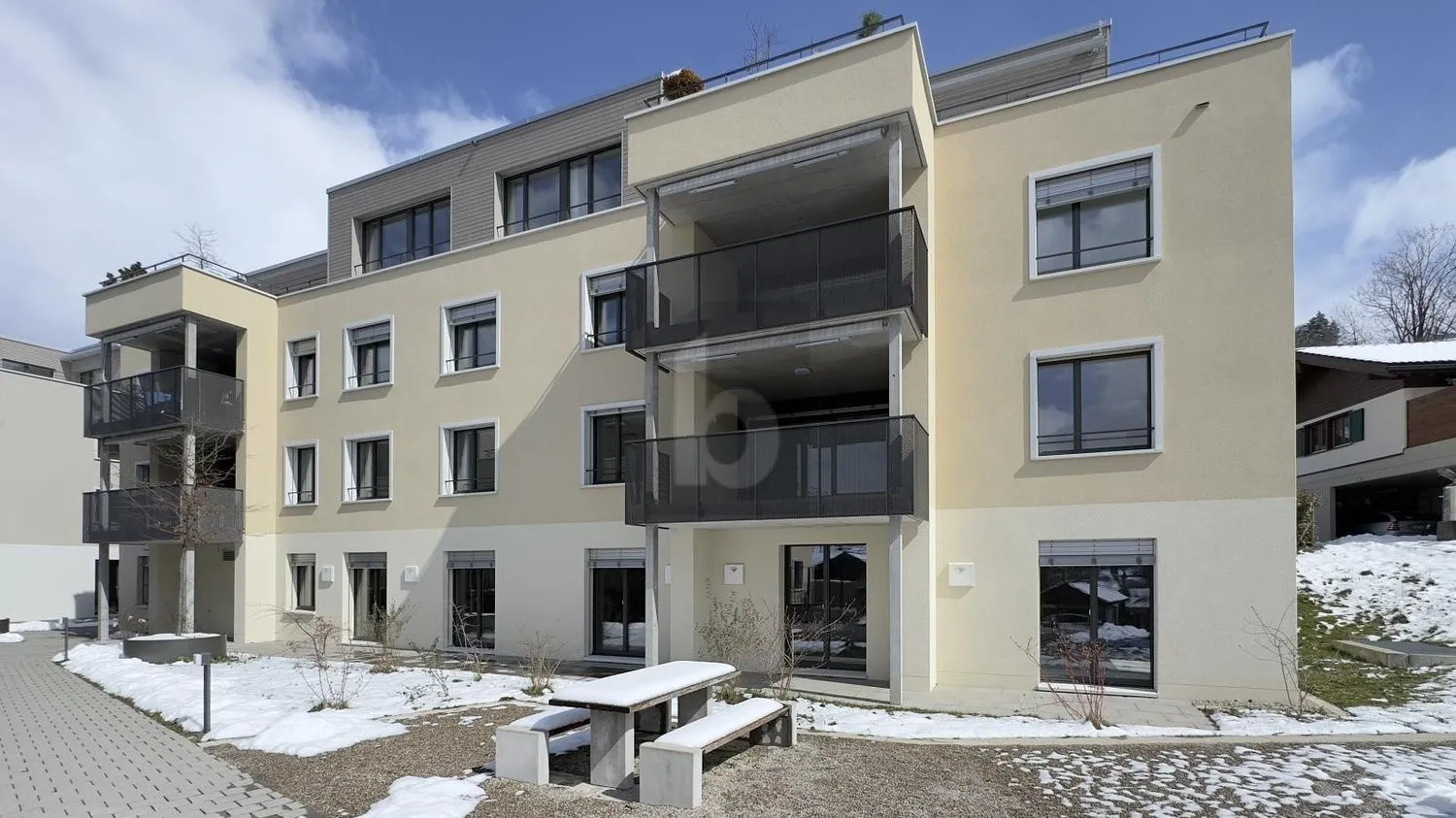 SONNIGER NEUBAU IN EIGENTUMSSTANDARD