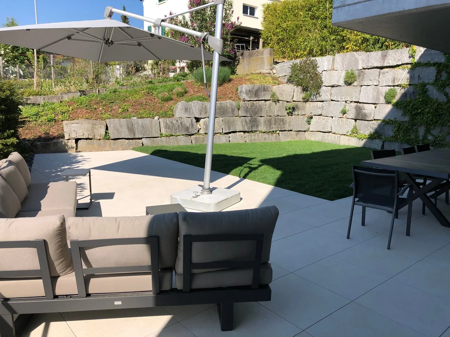 Helle, gepflegte 5.5-Zimmer Wohnung mit riesiger Terrasse
