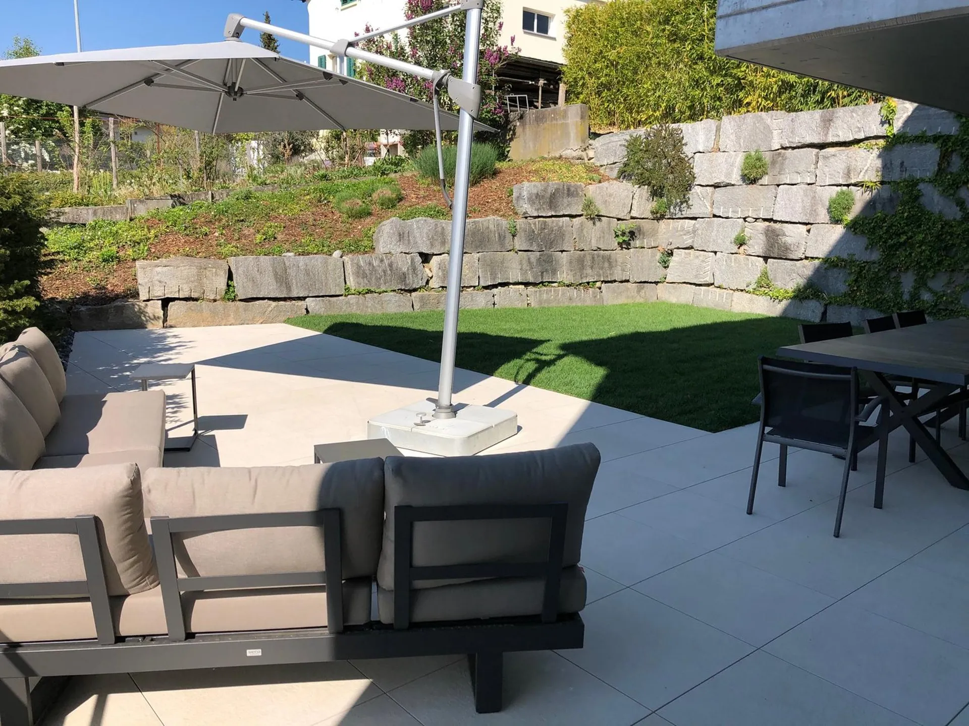 Helle, gepflegte 5.5-Zimmer Wohnung mit riesiger Terrasse