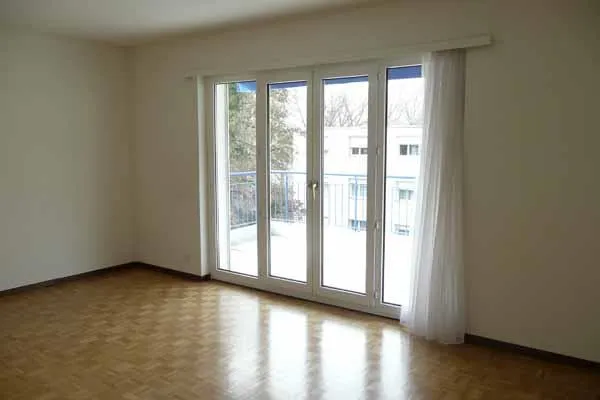 Wohnen unweit der Limmat - grosser Balkon mit Blick ins Grüne