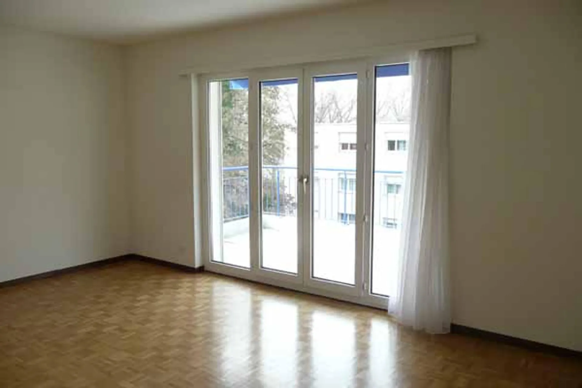 Wohnen unweit der Limmat - grosser Balkon mit Blick ins Grüne