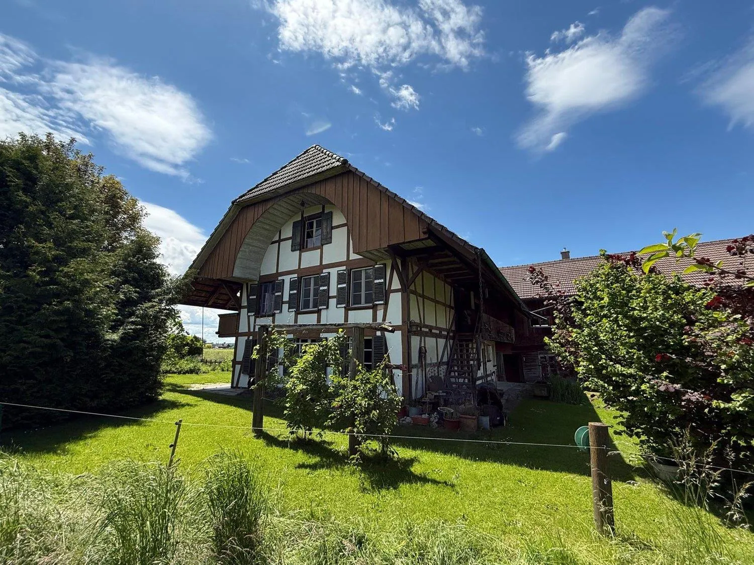 Charmante 5-Zimmer-Wohnung in historischem Holzhaus in Ferenbalm