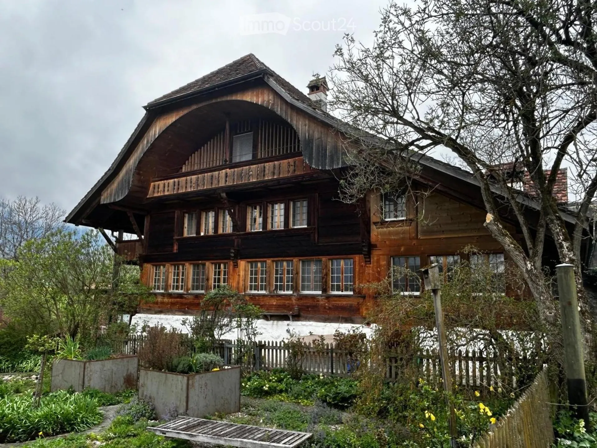 Grosse Wohnung in Bauernhaus an idyllischer Lage mit Aussicht in die Berner Alpen