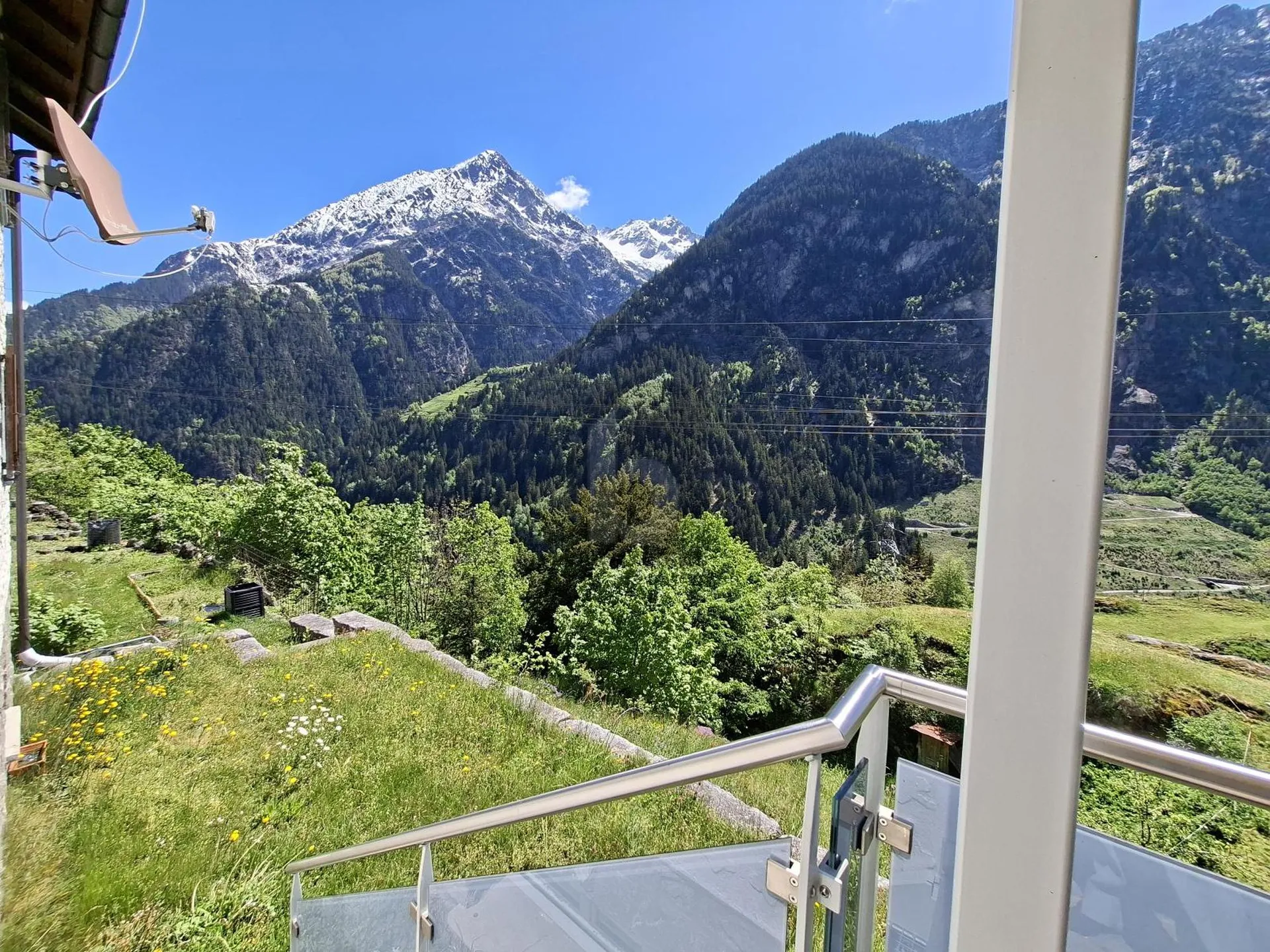 LICHTDURCHFLUTET, FREUNDLICH MIT BERG PANORAMA