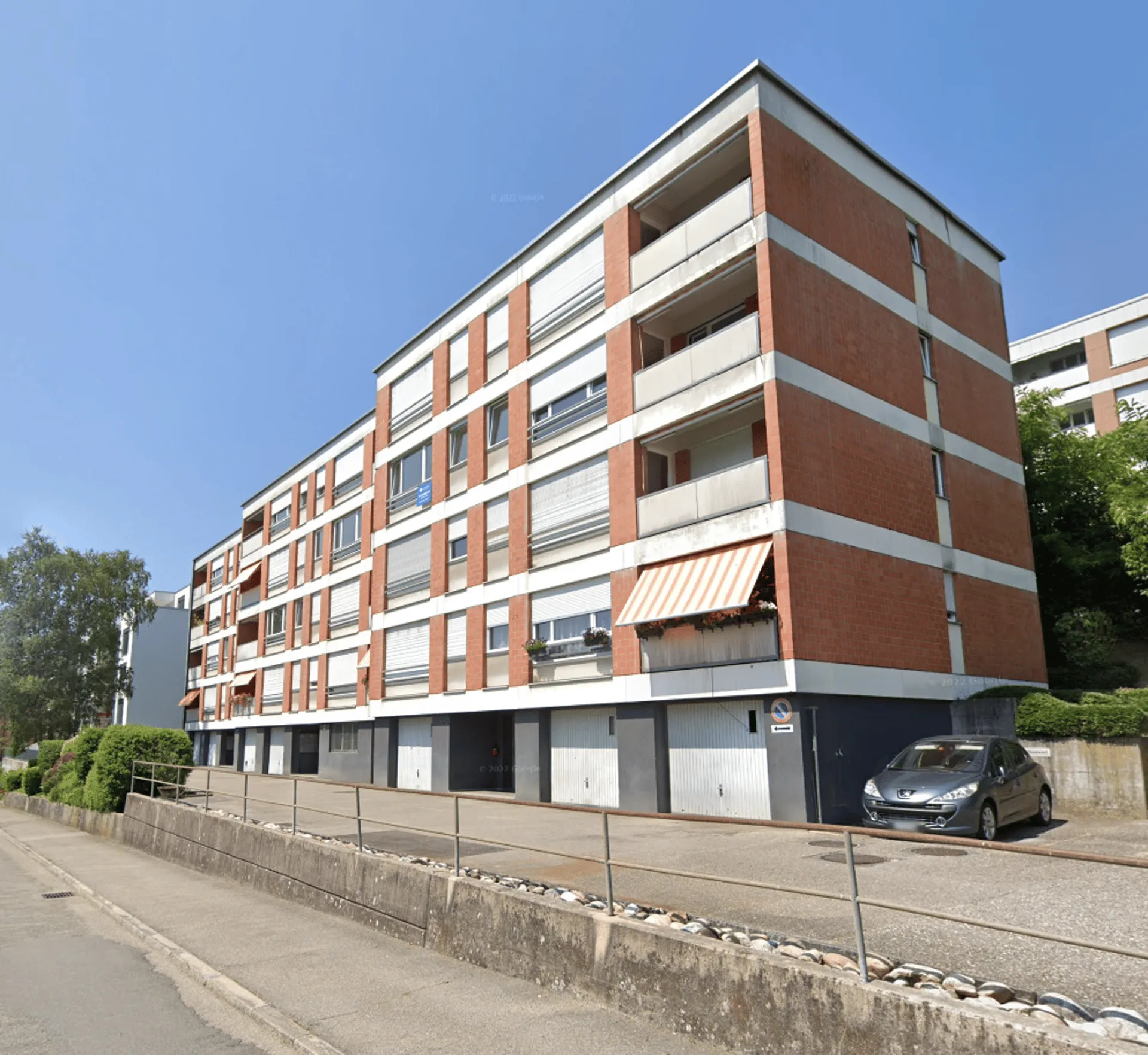 Teilrenovierte 4.5-Zimmerwohnung im EG mit Balkon!