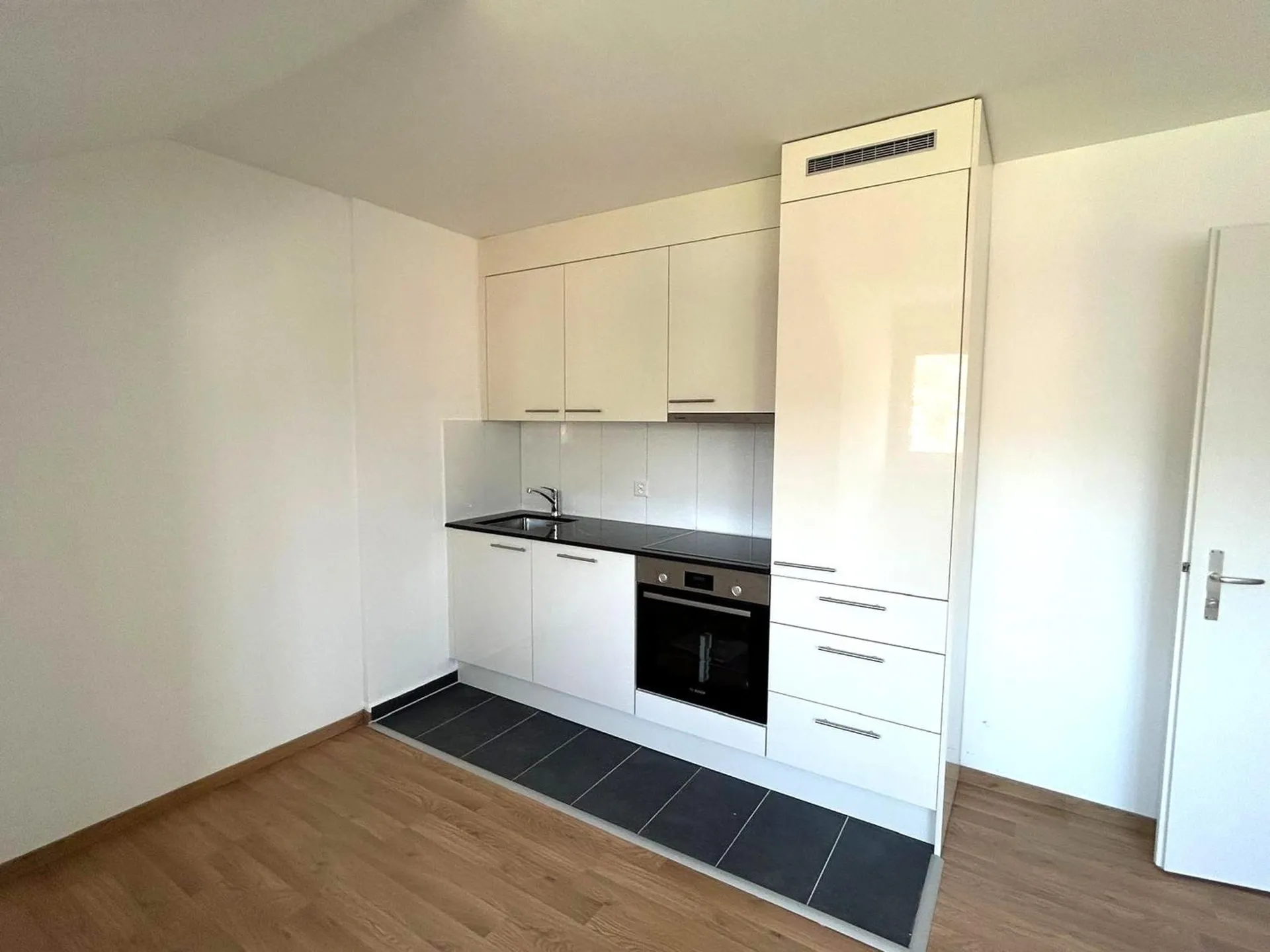 Perfekt für Singles oder Paare: Frisch sanierte 2-Zi.-Wohnung mit Aussicht