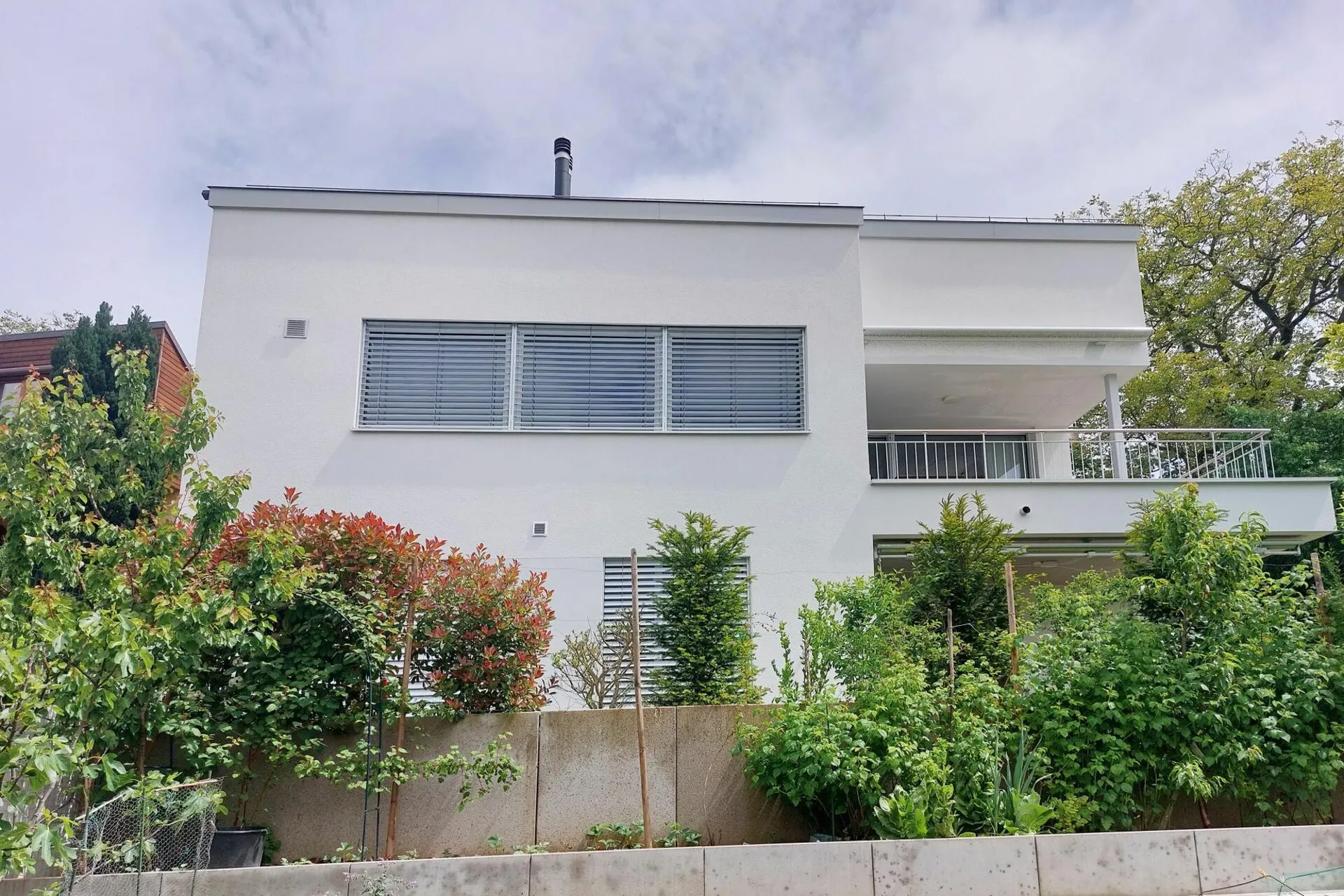 Einfamilienhaus mit Ausblick an ruhiger Quartierstrasse