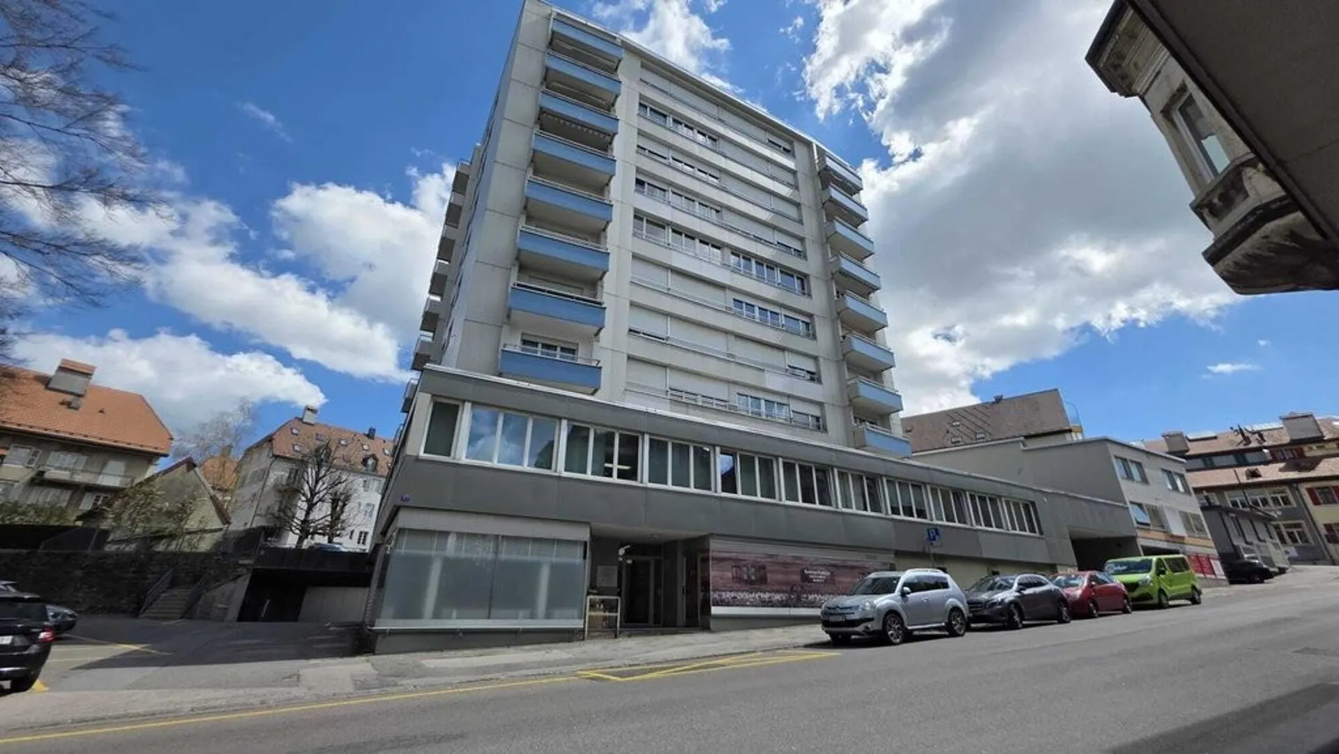 Spacieux logement entièrement rénové avec grand balcon
