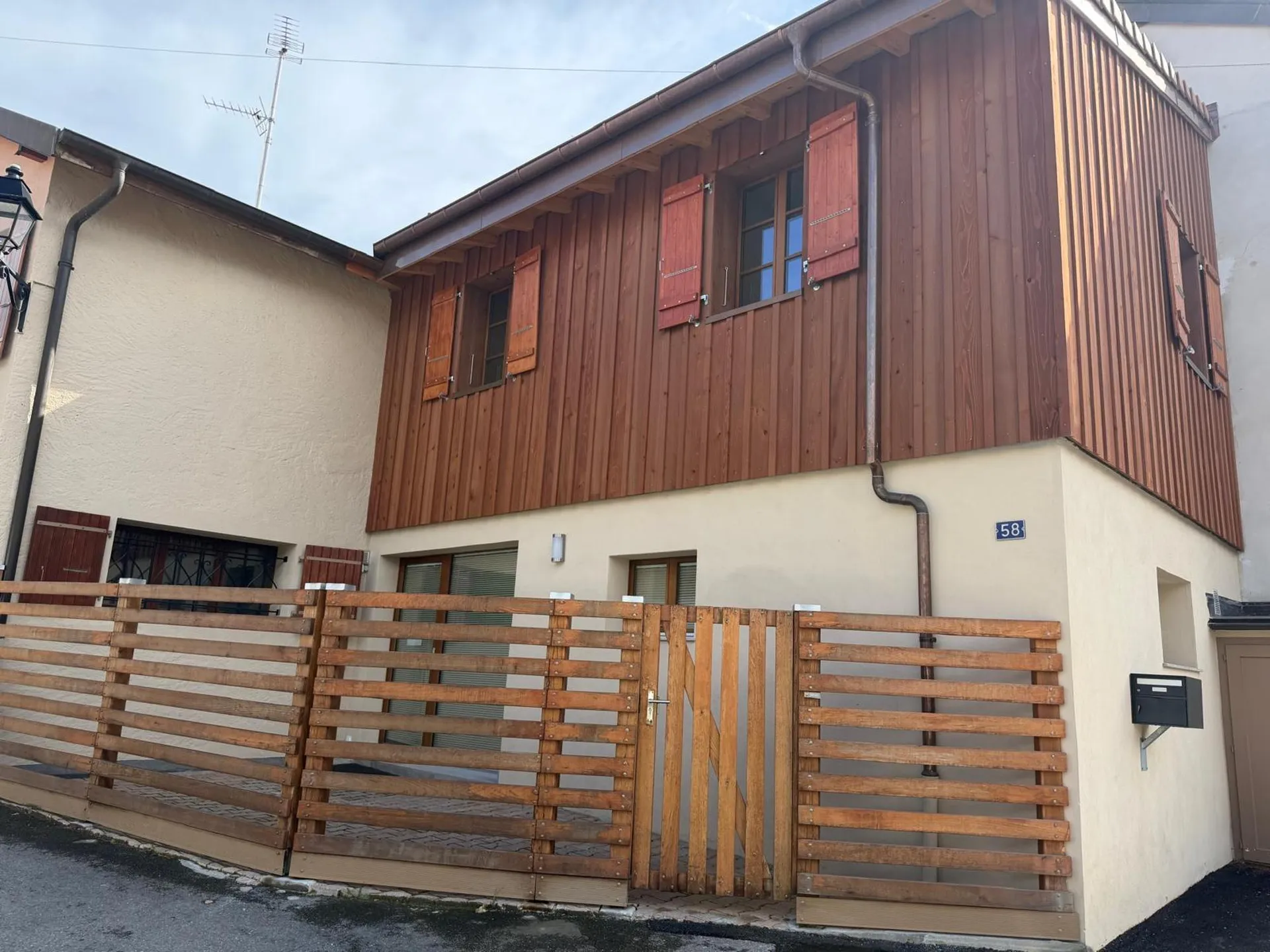 Située au coeur du hameau d'Arare, cette maison de village de 160 m2 entièrement rénovée allie des aménagements modernes et fonctionnels.