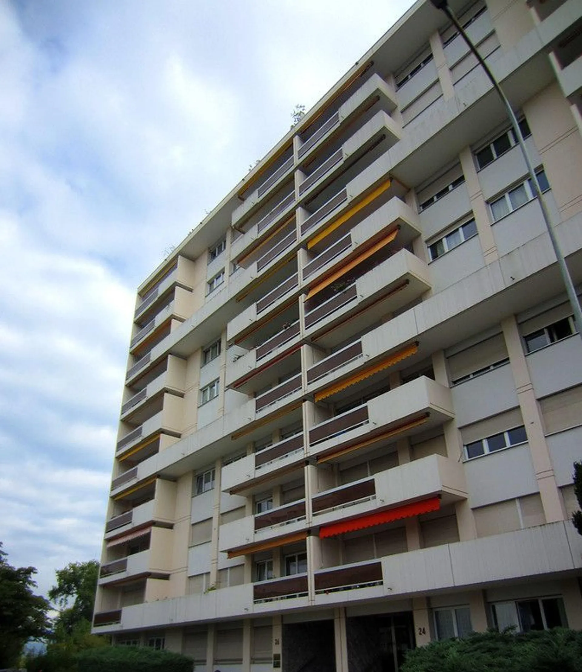 Appartement de 3 pièces avec balcon, situé au 3ème étage.
