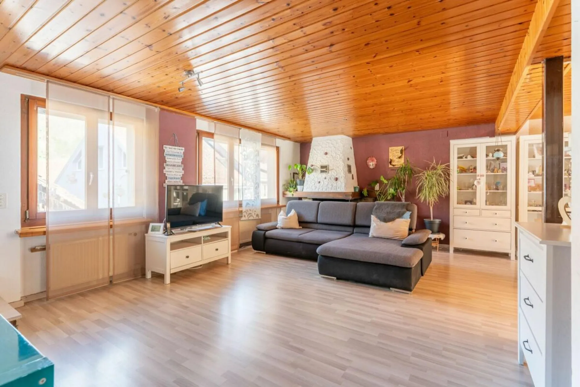Zweifamilienhaus mit sehr viel Platz und Potential und zusätzlicher Scheune
