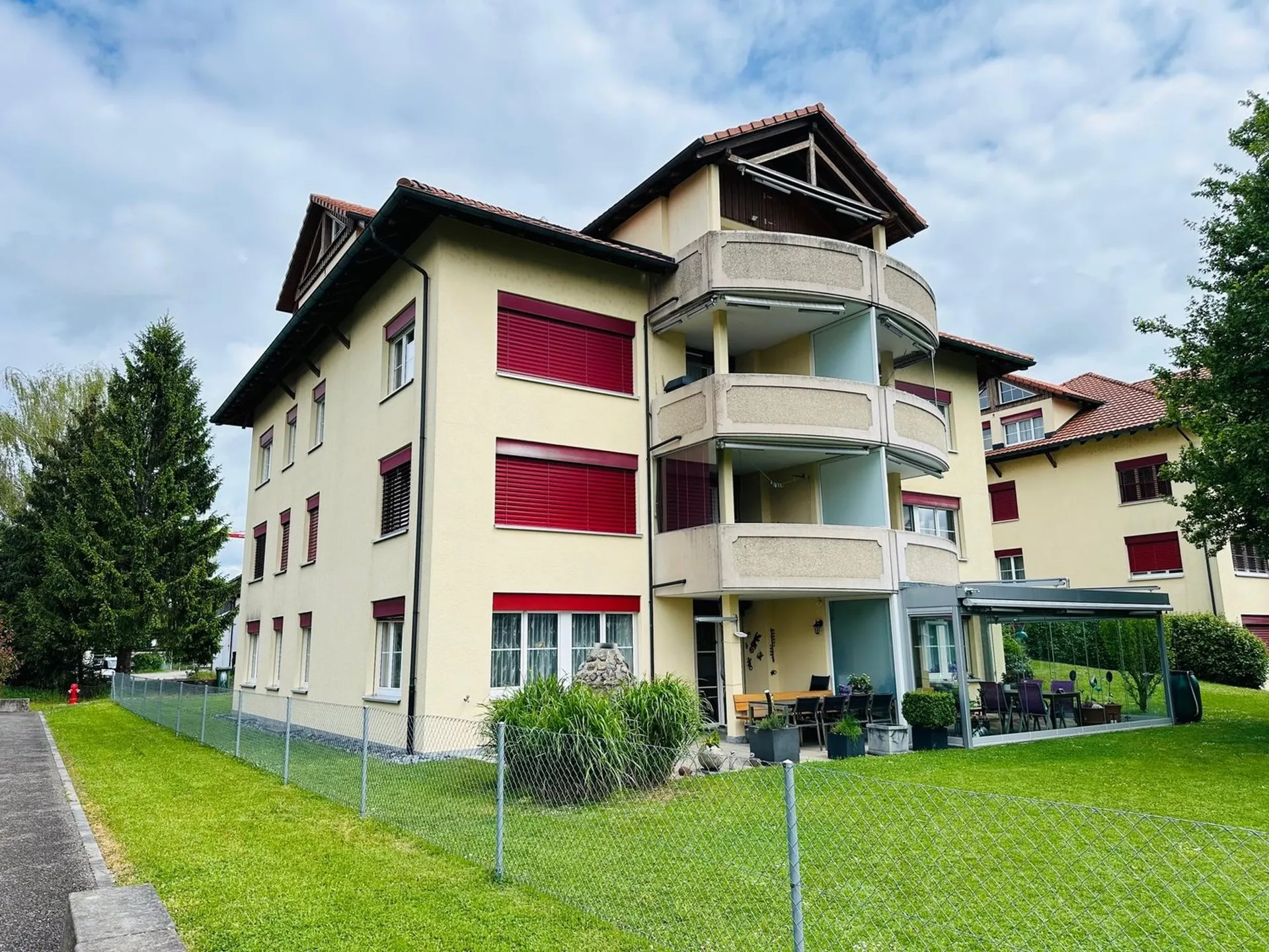 Glücklich wohnen in 4.5-Zimmer Gartenwohnung mit grossem Sitzplatz