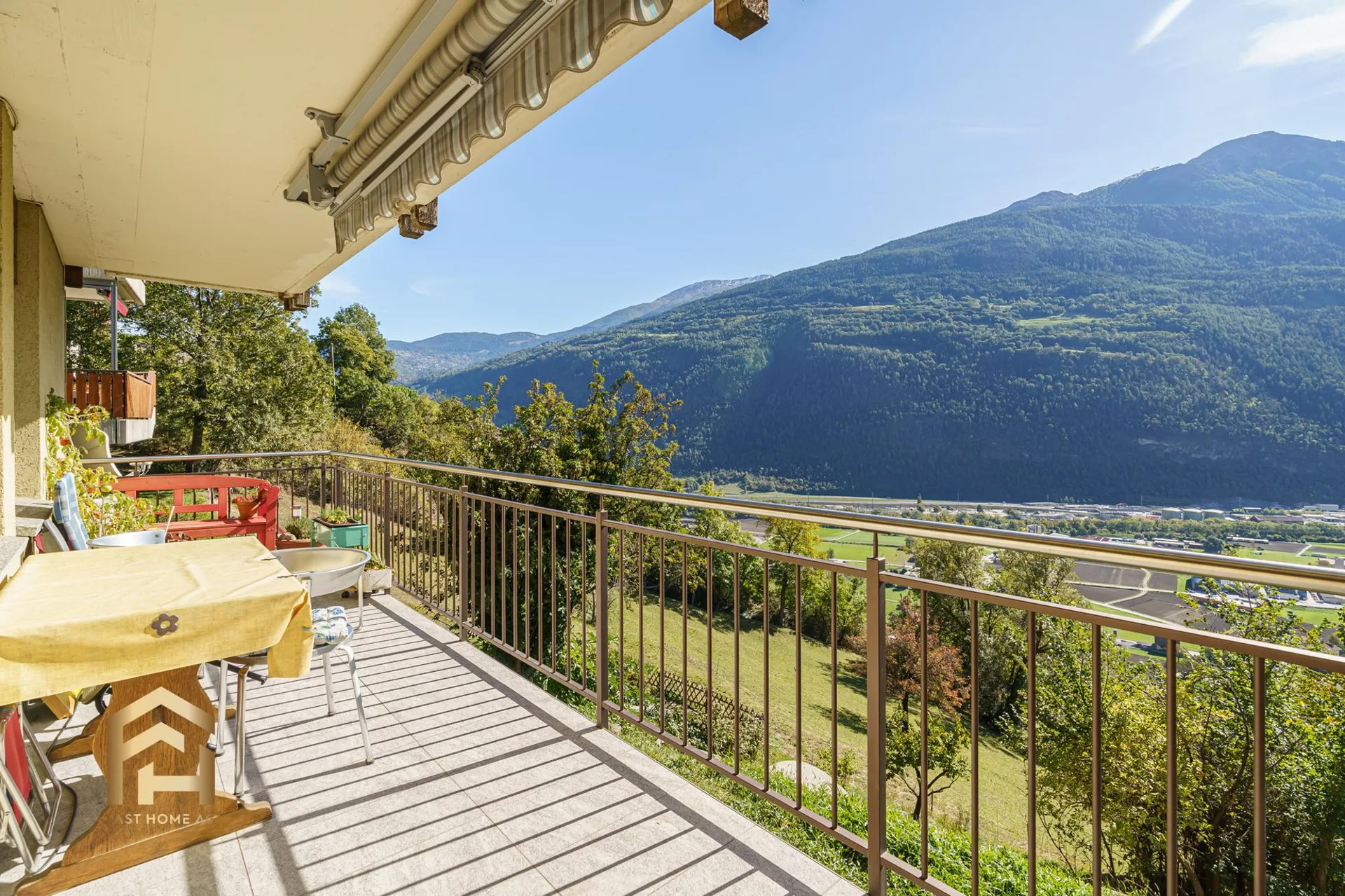 Sonnige 2.5 ZWG mit Panoramablick in Hohtenn