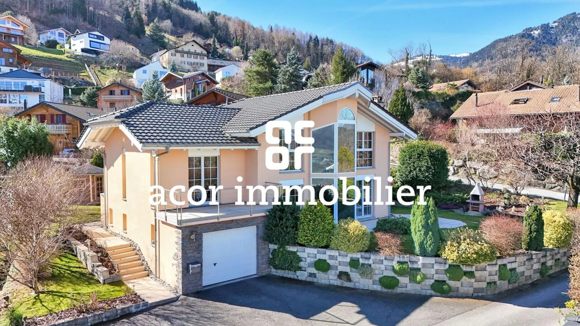 Villa aux volumes spectaculaires face aux Alpes