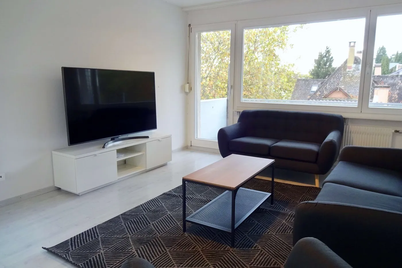 Möbliertes Zimmer in 4er WG mit grossem Wohnzimmer & Balkon