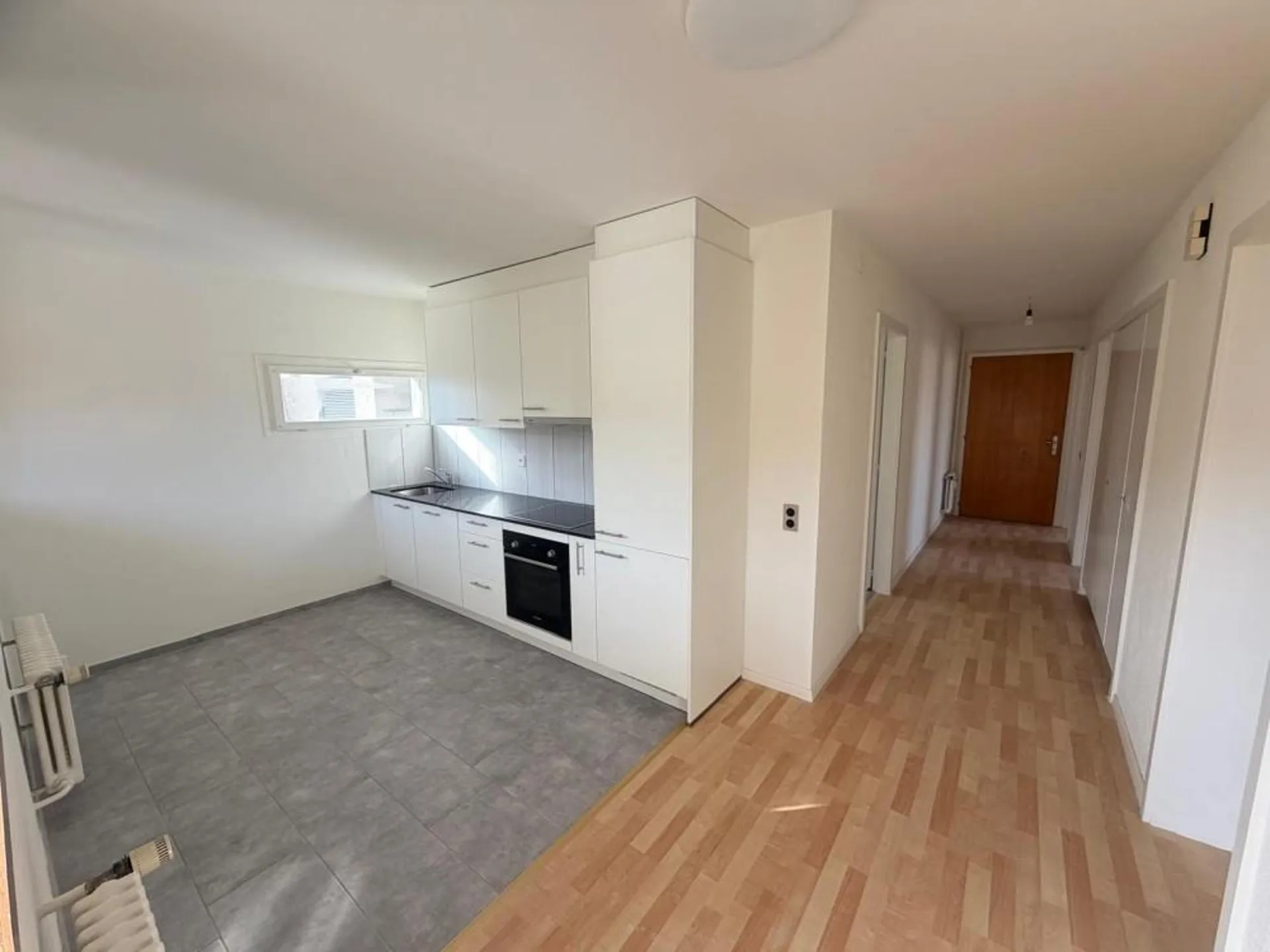 Rénové, Beau, grand appartement avec balcon!