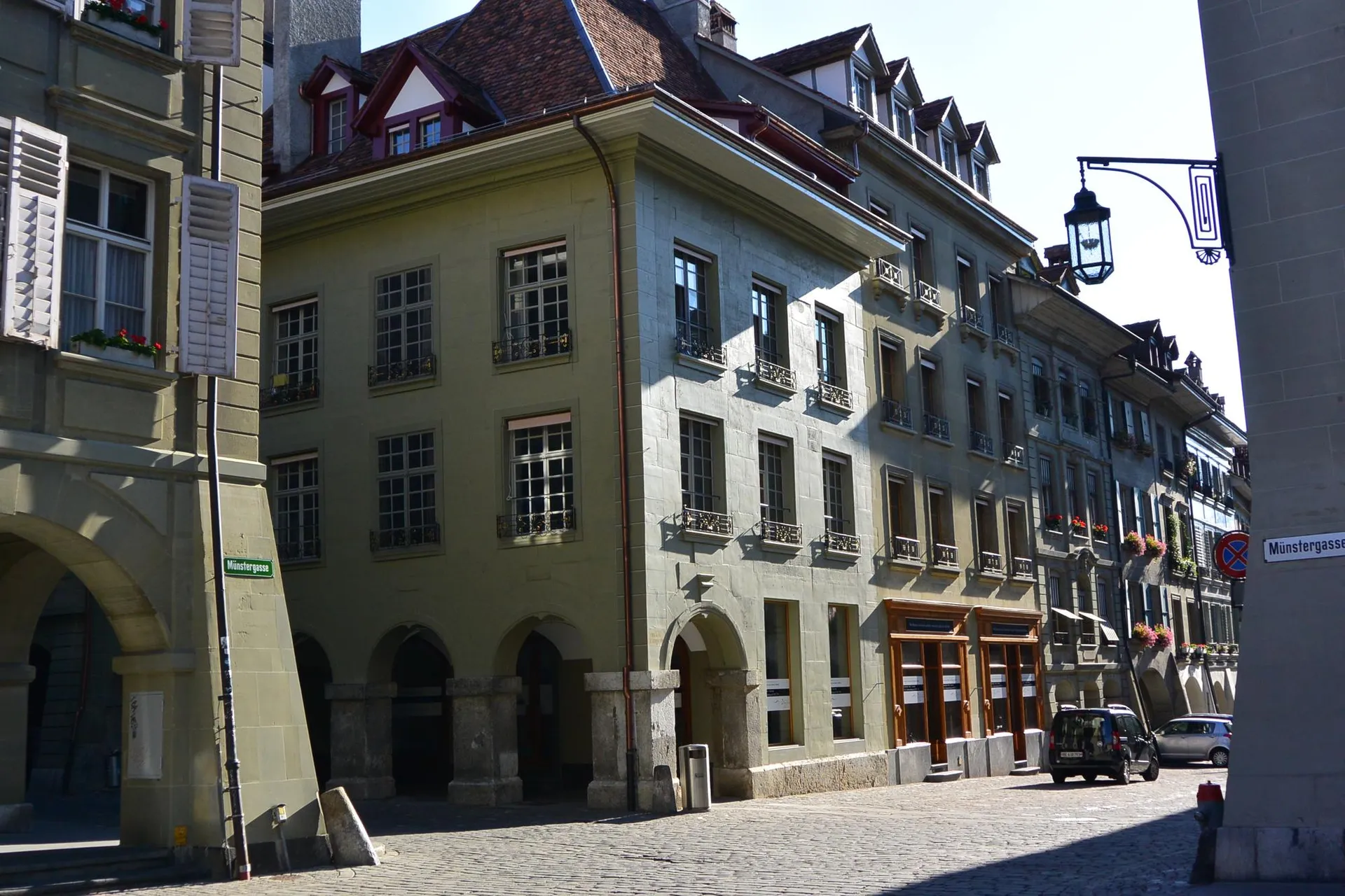 Wir bieten Ihnen exklusives Wohngefühl an einer von Berns besten Adressen. Geniessen Sie historisches Ambiente, kombiniert mit neuestem Ausbaustandard auf höchstem Niveau.