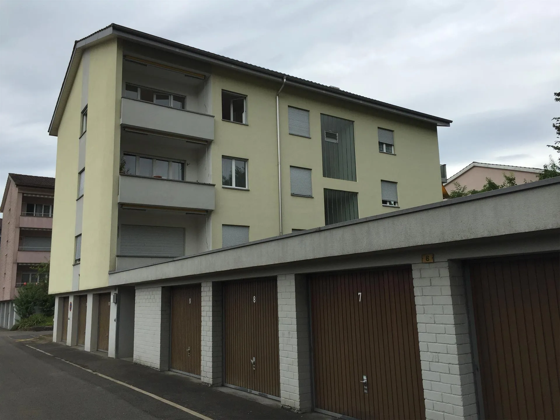 Teilsanierte 4-Zimmerwohnung an ruhiger Lage zu vermieten