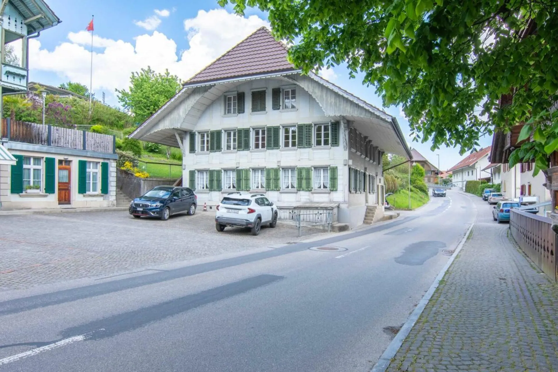 Ehemaliges Schulhaus von 1805 am Dorfplatz - mit drei Wohnungen, Atelier und Ausbaupotenzial!