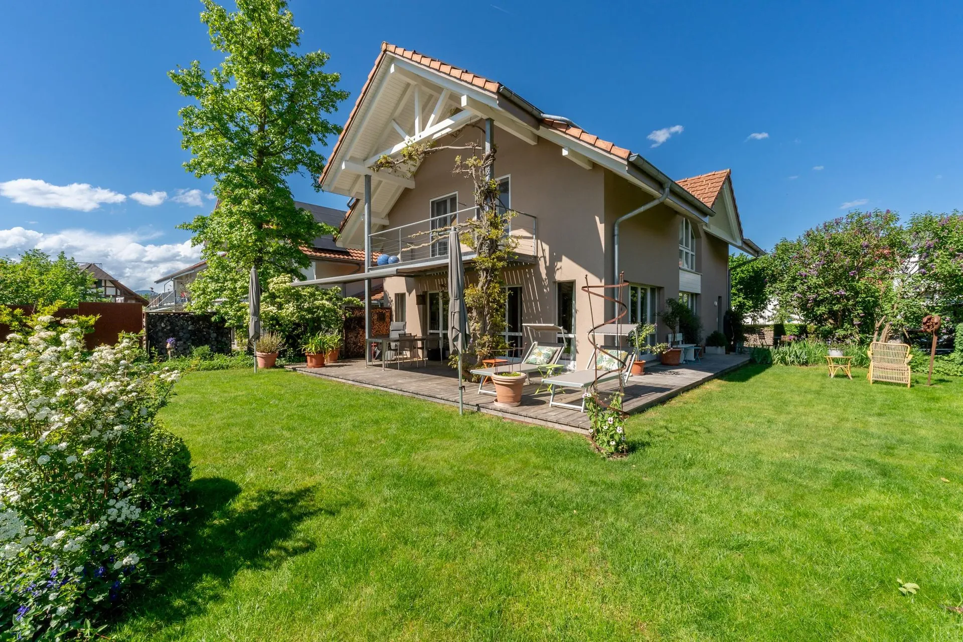 Modernes Einfamilienhaus mit grünem Gartenparadies