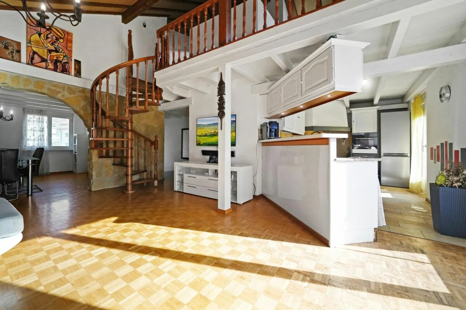Duplex sous les toits avec ascenseur privatif - spacieux, lumineux et plein de potentiel