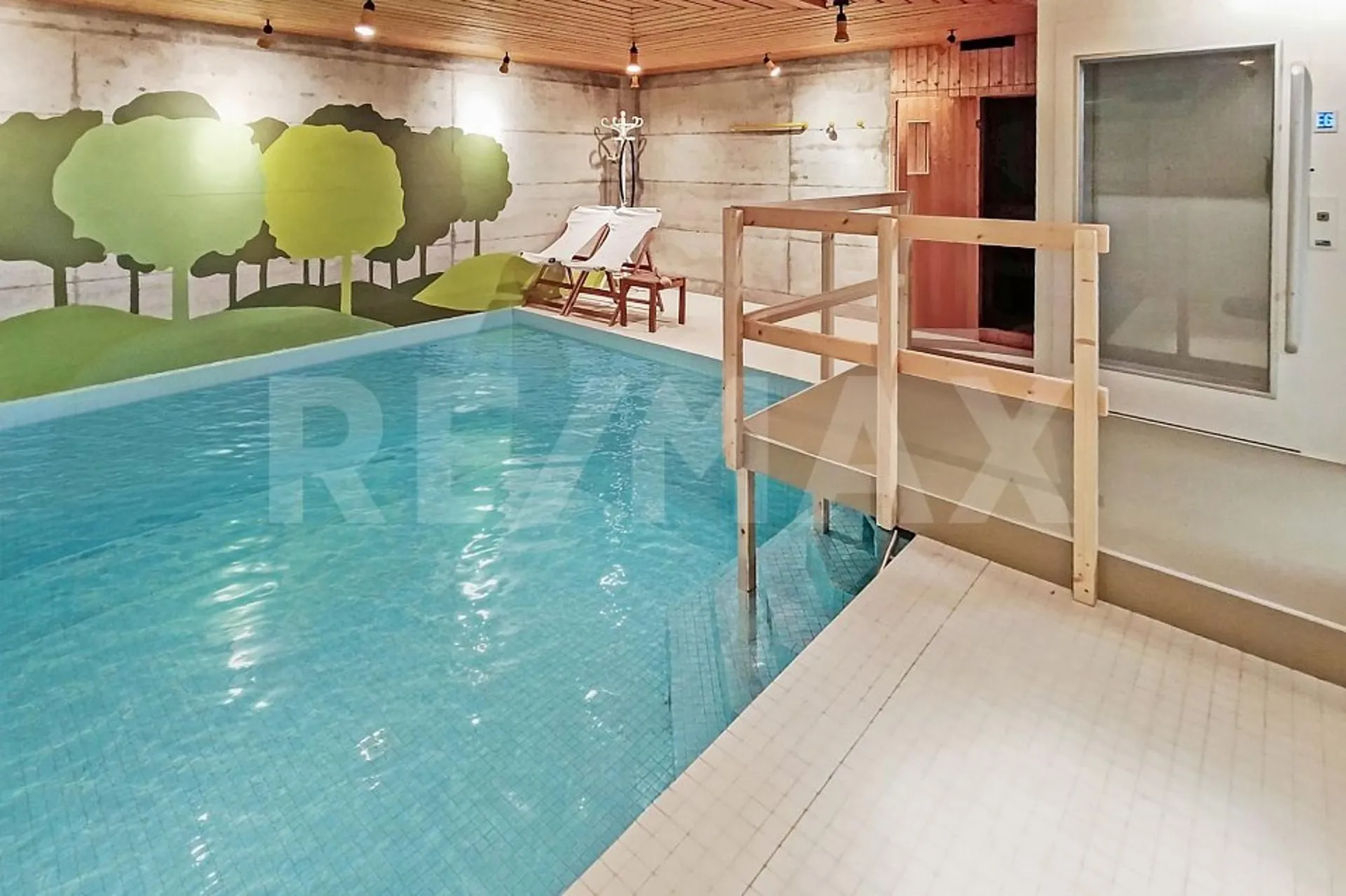Elegantes Wohnen mit Indoor-Pool und Traumgarten