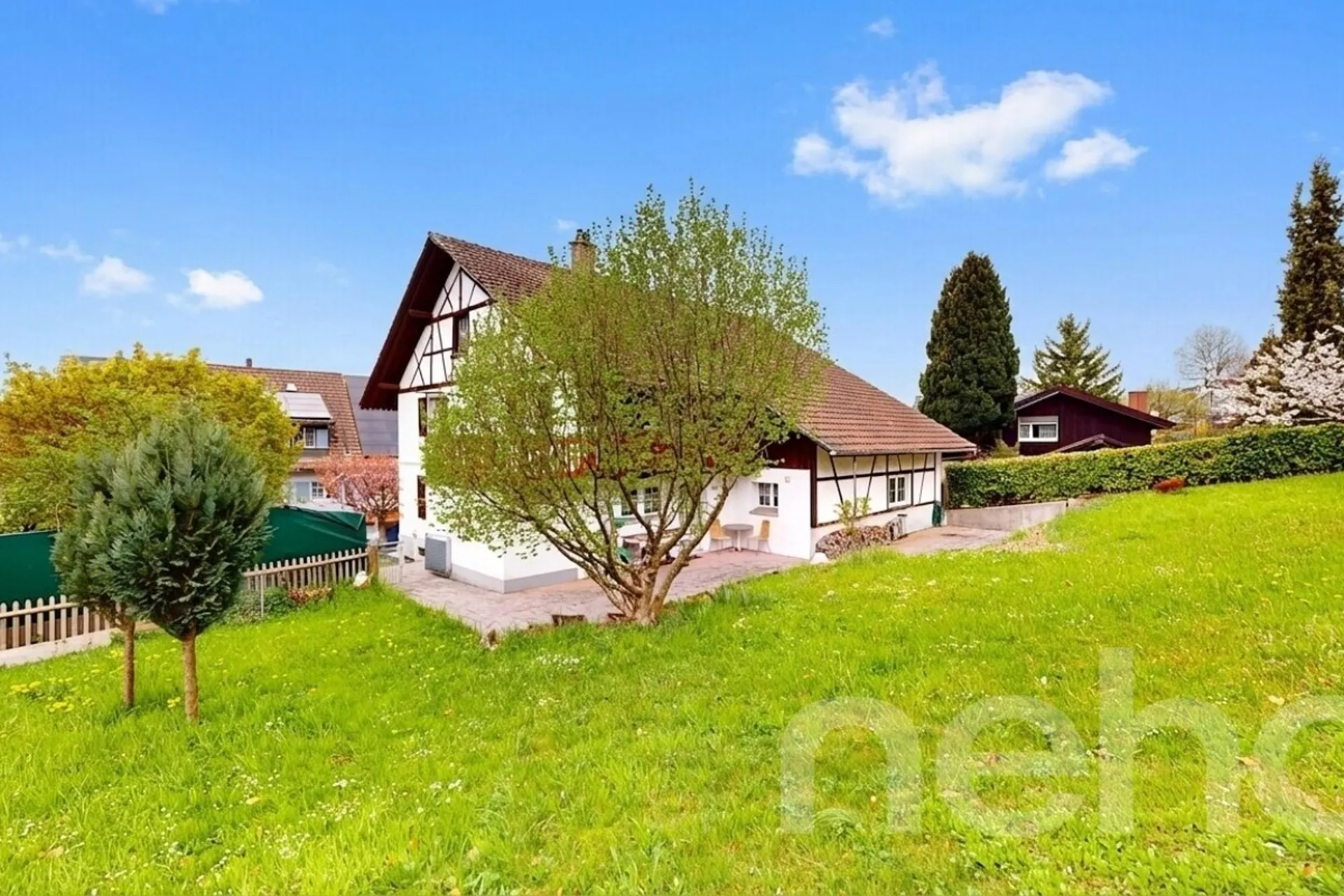 Einfamilienhaus mit ausbaubarem Ökonomiegebäude und grossem Grundstück