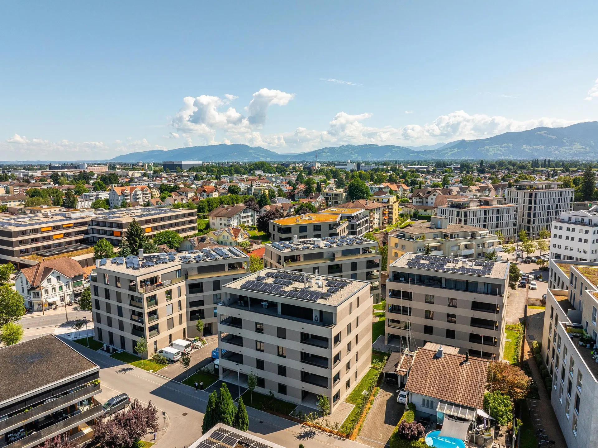 geniessen Sie die ersten Sonnenstrahlen auf dem Balkon